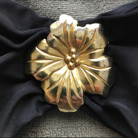 Black bikini top w hibiscus - Picture 4 of 8